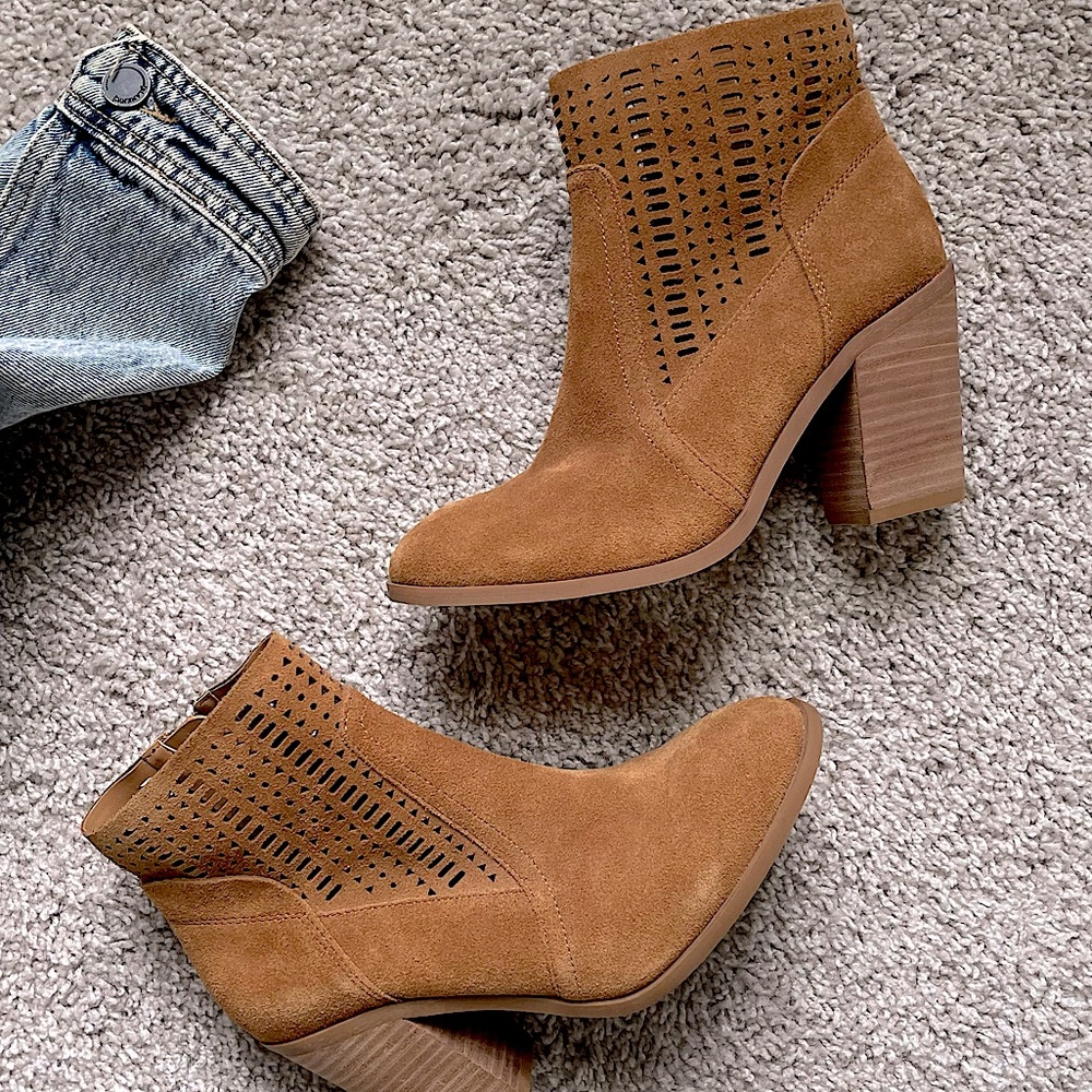 “Taudia” Stacked Heel Suede Ankle Boot by Crown Vintage Women’s Size 6 3.5” heel